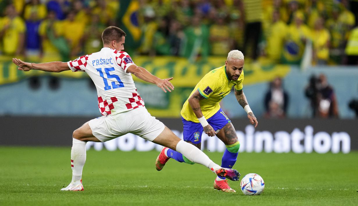 <p>Pemain Timnas Brasil, Neymar (kanan) berusaha melewati penjagaan pemain Timnas Kroasia, Mario Psalic dalam laga babak perempatfinal Piala Dunia 2022 di Education City Stadium, Al Rayyan, Qatar, Jumat (9/12/2022) malam WIB. (AP/Manu Fernandez)</p>