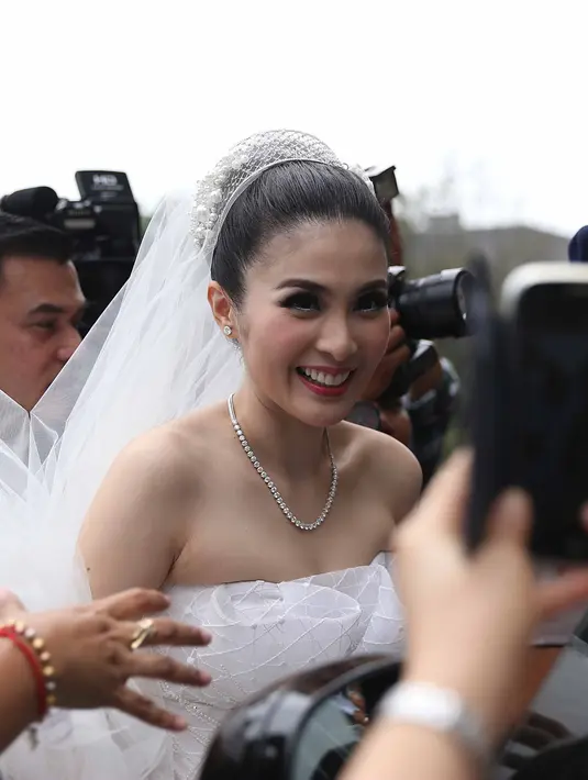 "Jadi resepsinya kita lakukan di Disneyland, Tokyo. Saya suka Disney, kenapa Tokyo? Karena Cinderella yang saya sukai hanya ada di Tokyo dan Orlando," terang Sandra Dewi. (Nurwahyunan/Bintang.com)