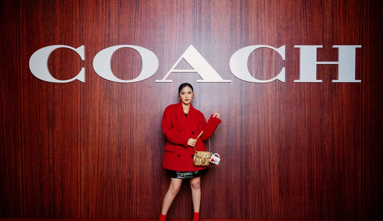 Untuk menambahkan sentuhan casual glam, Mahalini mengenakan Ribbed Sigature Tanktop dengan siluet  racerback, yang kini menjadi staple item bagi para penggemar fesyen. [Foto: Coach]