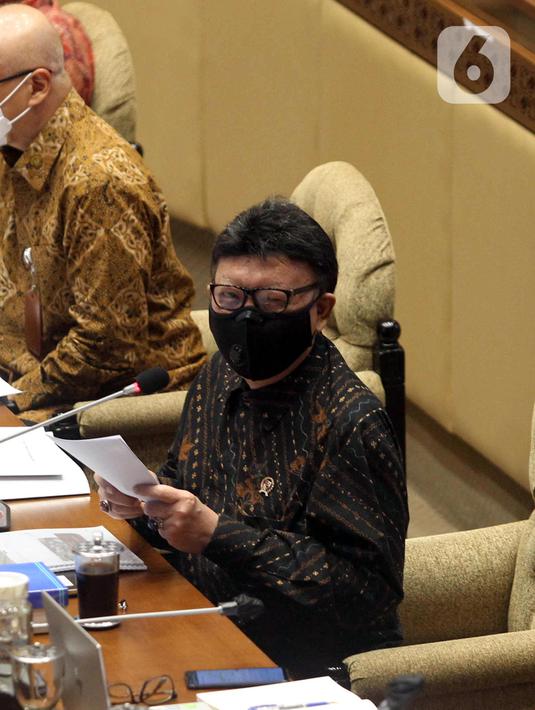 Menteri Pendayagunaan Aparatur Negara dan Reformasi Birokrasi (PANRB) Tjahjo Kumolo mengikuti rapat kerja dengan Komisi II DPR di Kompleks Parlemen, Senayan, Jakarta, Rabu (24/3/2021). Rapat kerja tersebut membahas rekrutmen CPNS tahun 2021. (Liputan6.com/Angga Yuniar)