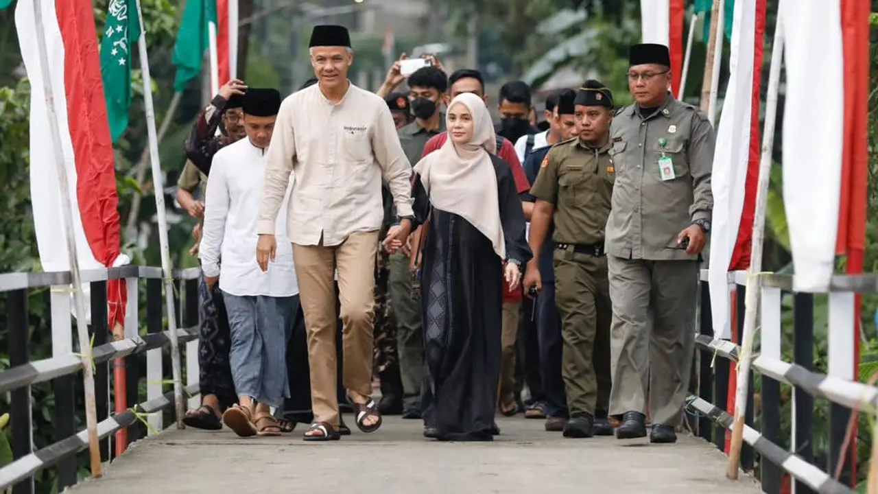 Bakal calon presiden, Ganjar Pranowo bersama istrinya, Siti Atikoh Supriyanti menghaidiri Haul ke-35, KH. Muhammad Hisyam Abdul Karim atau Mbah Hisyam. Mbah Hisyam merupakan kakek dari Siti Atikoh Supriyanti (Istimewa)