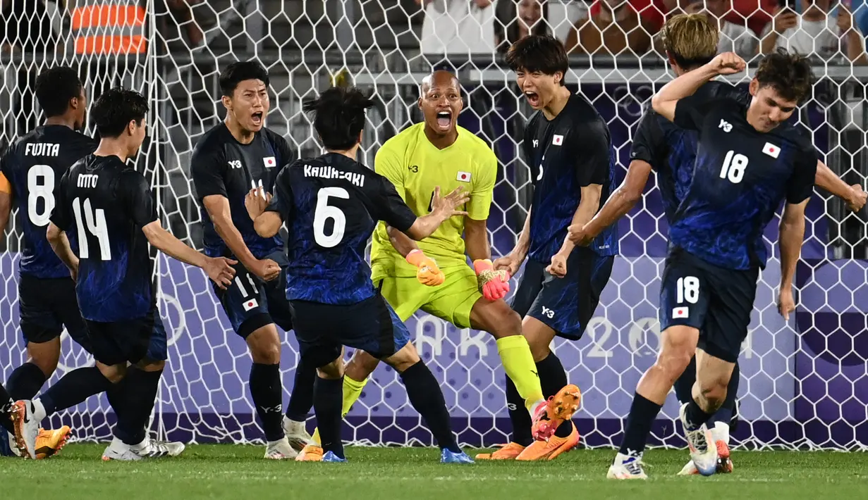 Kiper Jepang #01 Leobrian Kokubo berselebrasi setelah Mali gagal mengeksekusi penalty pada matchday 2 Grup D sepak bola Olimpiade Paris 2024 di stadion Matmut Aliantique, Minggu (28/7/2024). (Christophe ARCHAMBAULT / AFP)