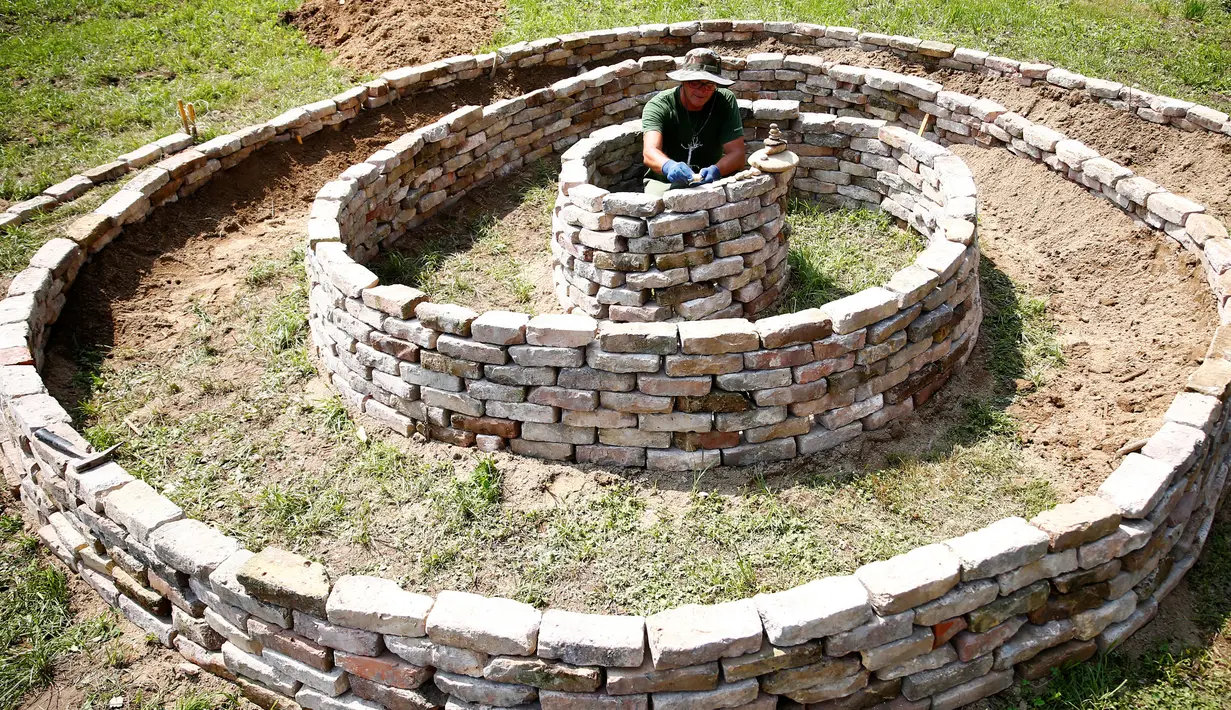Seorang pria membuat taman di sekitar situs Piramida Matahari di Visoko, Bosnia dan Herzegovina, (27/7). Piramida Matahari yang diperkirakan berusia 29.000 tahun ini disebut-sebut sebagai satu-satunya piramida di Benua Eropa. (REUTERS/Dado Ruvic)