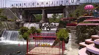 Air terjun ini sebenarnya hanya efek perbedaan ketinggian dasar sungai karena pembangunan pondasi jembatan sungai Blongkeng, namun menjadi indah. (foto: Liputan6.com / edhie prayitno ige)