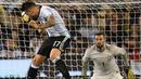 Pemain Argentina, Nicolas Otamendi menyundul bola ke arah gawang Brasil pada laga persahabatan di Melbourne Cricket Ground, Melbourne, Australia, (9/6/2017). (Joe Castro/AAP Image via AP)
