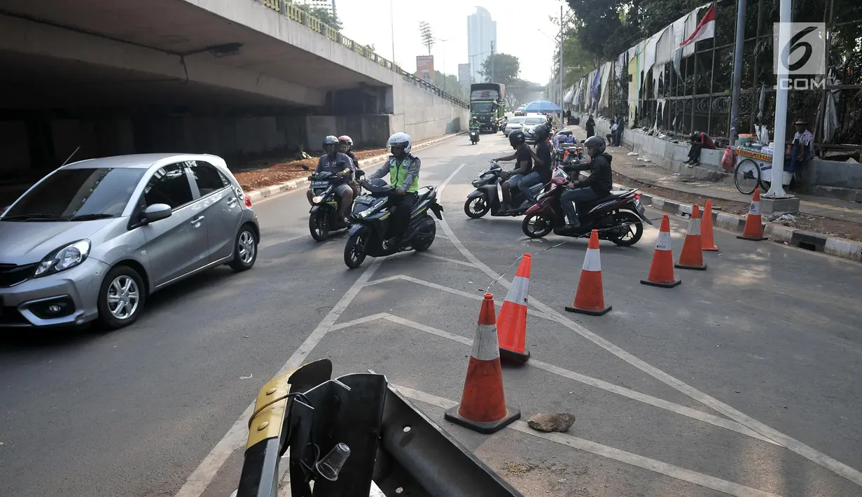 Polisi menutup akses menuju Gedung DPR RI di Jalan Gatot Subroto, Jakarta, Kamis (26/9/2019). Polisi menutup jalan mulai dari simpang Gerbang Pemuda guna mengantisipasi adanya aksi unjuk rasa susulan. (merdeka.com/Iqbal S Nugoroho)