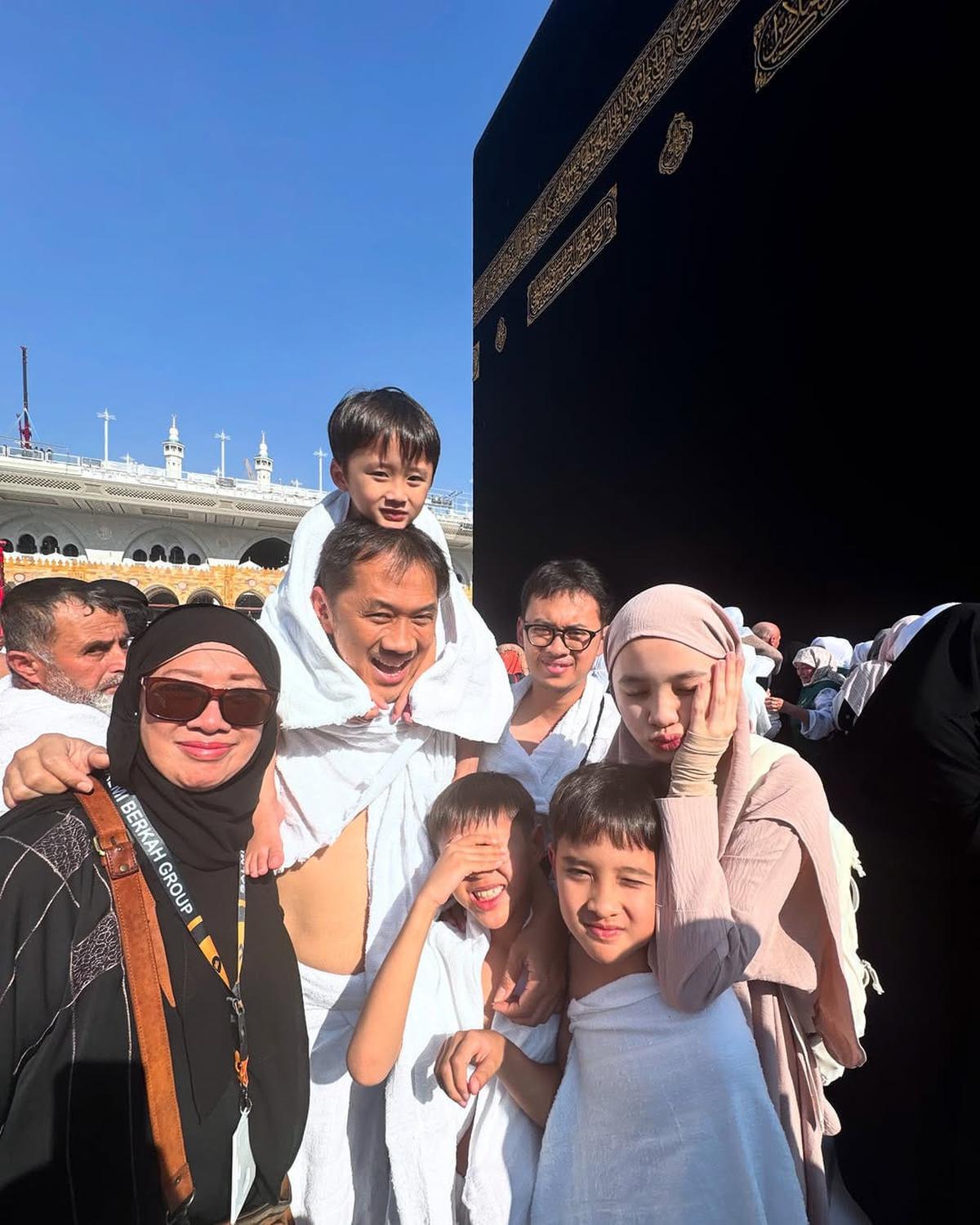 Potret Hanung Bramantyo dan Zaskia Adya Mecca Ajak Anak Umroh