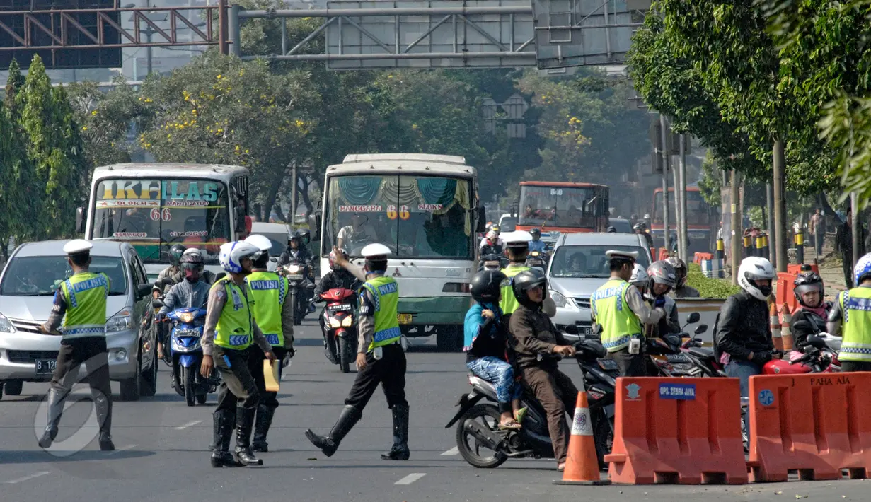 Polisi memberhentikan sejumlah kendaraan saat Operasi Patuh Jaya 2015 di sepanjang Jalan Jendral Sudirman, Jakarta, Sabtu (30/5). Razia yang digelar mulai 27 Mei-9 Juni tersebut untuk menertibkan para pengendara. (Liputan6.com/Yoppy Renato)
