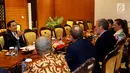Pimpinan GKSB DPR-Parlemen Francis Effendi Simbolon berbincang dengan Presiden Grup Persahabatan Francis-Indonesia dari Majelis Nasional Francis Raphael Gerard di ruang Delegasi, Gedung Nusantara II, Jakarta, Rabu (31/10). (Liputan6.com/Johan Tallo)