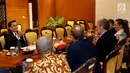 Pimpinan GKSB DPR-Parlemen Francis Effendi Simbolon berbincang dengan Presiden Grup Persahabatan Francis-Indonesia dari Majelis Nasional Francis Raphael Gerard di ruang Delegasi, Gedung Nusantara II, Jakarta, Rabu (31/10). (Liputan6.com/Johan Tallo)