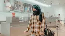 <p>Tartan kemeja juga merupakan salah satu pakaian yang wajib kamu miliki. (instagram/putridelinaa)</p>