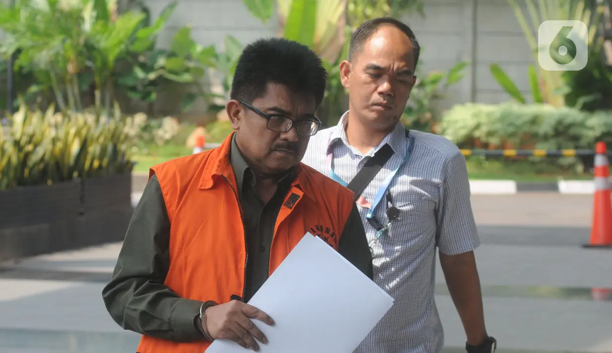 Kepala Kantor Pelayanan Pajak Penanaman Modal Asing Tiga Kanwil Jakarta Khusus Yul Dirga (kiri) saat tiba di Gedung KPK, Jakarta, Kamis (26/12/2019). Yul diperiksa sebagai tersangka dalam kasus dugaan suap pemeriksaan atas restitusi pajak PT WAE tahun pajak 2015 dan 2016. (merdeka.com/Dwi Narwoko)
