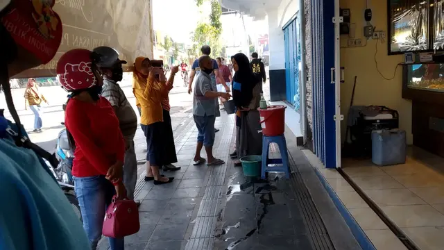 Perampok bersenjata api menggasak toko emas di Blora, Sabtu (25/7/2020). (Foto: Liputan6.com/Ahmad Adirin)