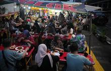 FOTO: Berbuka Puasa Ramadan dengan Nasi Kapau di Kramat Raya