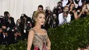 Blake Lively hadir di Met Gala 2018 dengan gaun rancangan Versace. (Getty Images/Cosmopolitan)