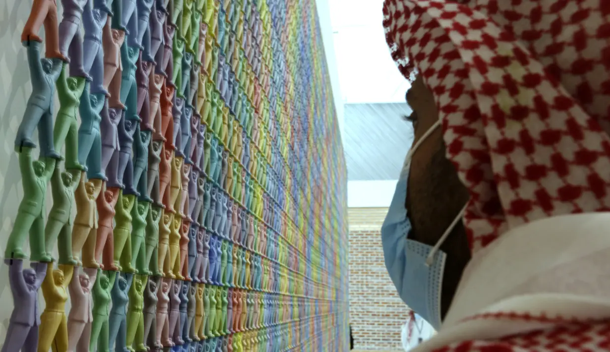 Seorang pria Saudi melihat karya seni seniman Korea Do Ho Suh di Pusat Kebudayaan Dunia King Abdulaziz, juga dikenal sebagai Ithra, di Dammam, Arab Saudi, Minggu (27/6/2021).  Pusat ini dibangun oleh Saudi Aramco dan diresmikan oleh Raja Salman pada 2016. (AP Photo/Amr Nabil)