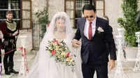 Fifi Lety Tjahaja Purnama, adik Basuki Tjahaja Purnama atau Ahok, baru saja mengakhiri masa lajangnya di usia 56 tahun. Fifi menikah pada tanggal unik yaitu di 25 Mei 2025 di gereja Bled Castle, Slovenia. (@fifiletytjahajapurnama)