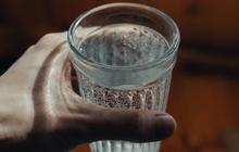 Amankah Minum Es Saat Suhu Dingin? Syarat Aman & Efeknya Bagi Kesehatan