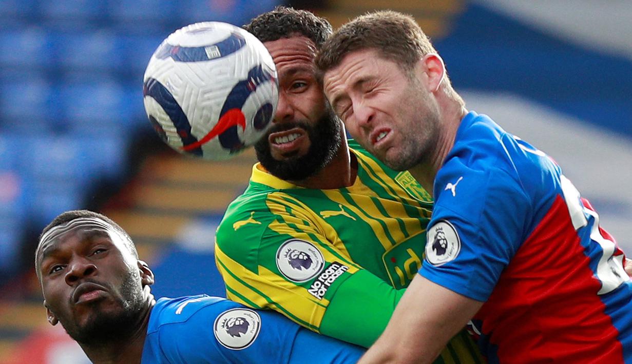 Gary Cahill. Bek tengah Inggris berusia 35 tahun ini tidak diperpanjang kontraknya bersama Crystal Palace setelah bergabung sejak dua musim lalu. Pemain yang sempat membela Chelsea selama 8 musim ini dikabarkan diminati oleh Glasgow Rangers. (Foto: AFP/Pool/Ian Walton)