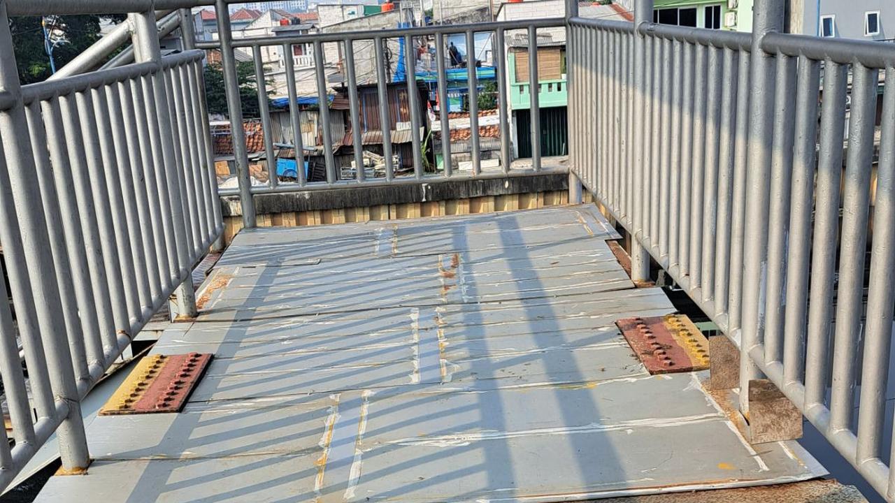 Ketua RT 012/RW 13, Cengkareng Timur, Cengkareng Muhammad Hipni bercerita, JPO itu merupakan bentuk perjuangan warga di daerahnya. Dahulu, para pejalan kaki kerap mengalami kecelakaan di sana.