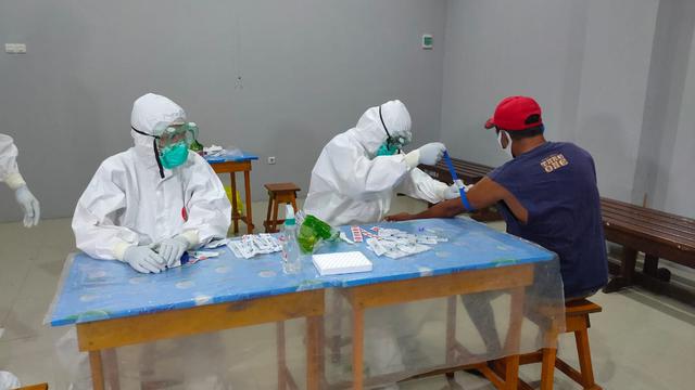 Tenaga medis memeriksa warga yang baru turun dari kapal laut di Pelabuhan Manado.