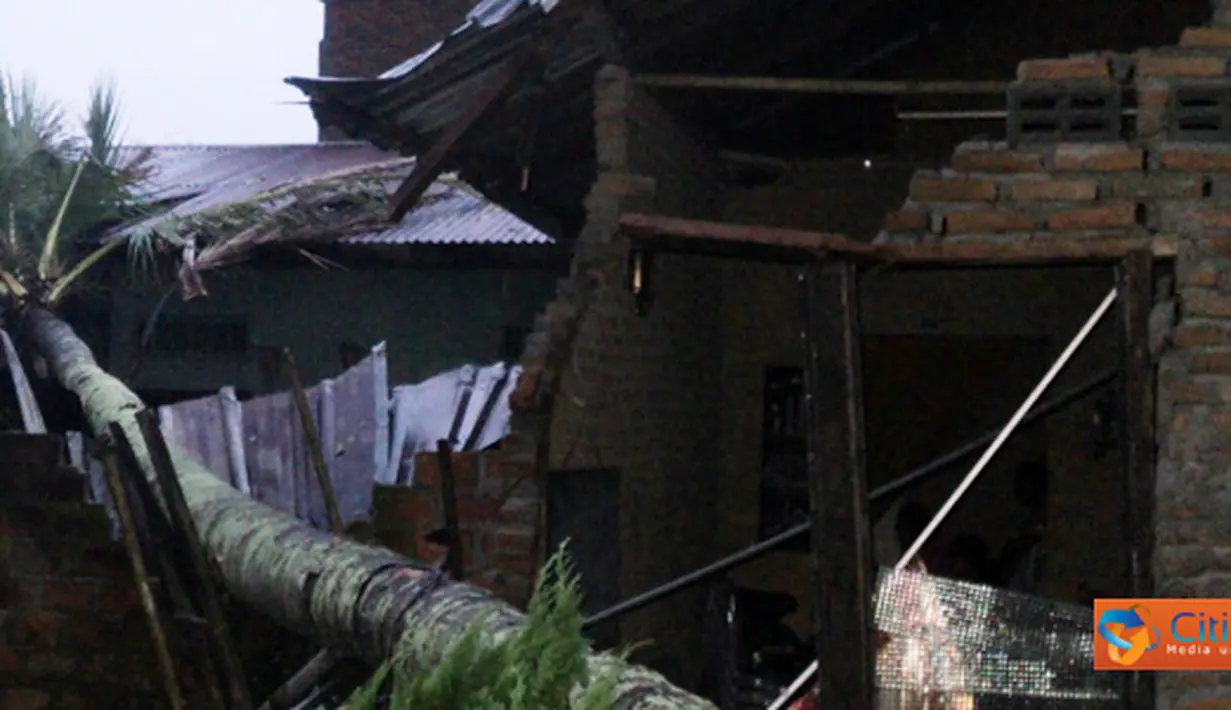 Citizen6, Delitua: Puluhan rumah yang diterpa angin puting beliung terparah terjadi di Jalan Pamah, Kelurahan Delitua Barat, Kecamatan Delitua. Selain itu terletak di Gang Bunga, Gang Djafar, Gang Sawah dan beberapa rumah lainnya. (Pengirim: M. Ali S)