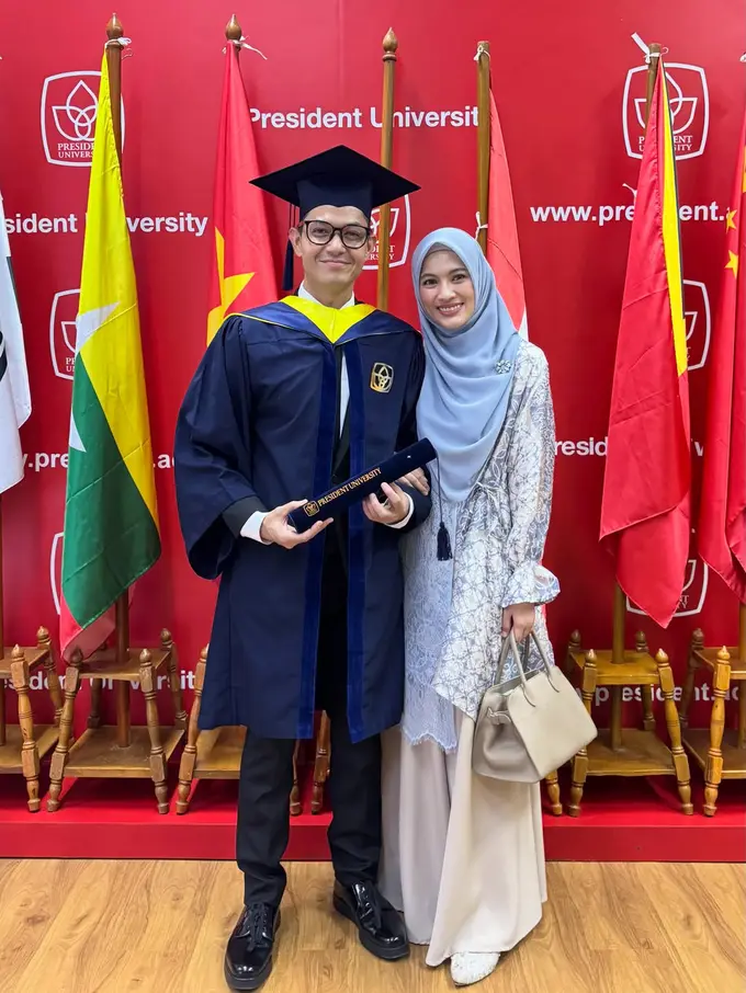 Anggun dan Menenangkan, Gaya Alyssa Soebandono Dampingi Dude Harlino di Hari Wisuda