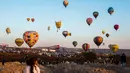 Sejumlah balon udara menghiasi langit di Cajititlan, Meksiko, Minggu (7/5).  Festival balon udara ini menjadi tontonan menarik bagi warga sekitar dan wisatawan. (AFP PHOTO / Hector Guerrero)