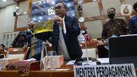 Menteri Perdagangan (Mendag) Zulkifli Hasan menunjukkan minyak goreng curah kemasan sederhana saat menghadiri rapat kerja dengan Komisi VI DPR RI di Jakarta, Selasa (5/7/2022). Namun, merek dagang yang digunakan hanya Minyakita yang merupakan merek milik pemerintah. (Liputan6.com/Angga Yuniar)
