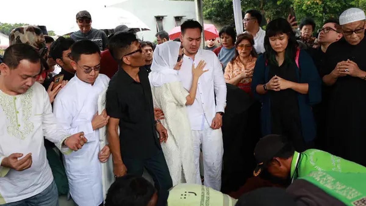 Suasana Haru Selimuti Pemakaman Aktor Senior Ray Sahetapy