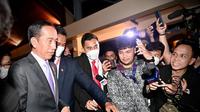 Presiden Joko Widodo tiba-tiba mengunjungi media center Konferensi Tingkat Tinggi (KTT) G20 yang terletak di Bali International Convention Center (BICC) (Liputan6.com/Teddy Tri Setio Berty)