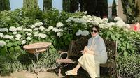 Model Sandal Jepit Nagita Slavina saat Liburan di Italia
