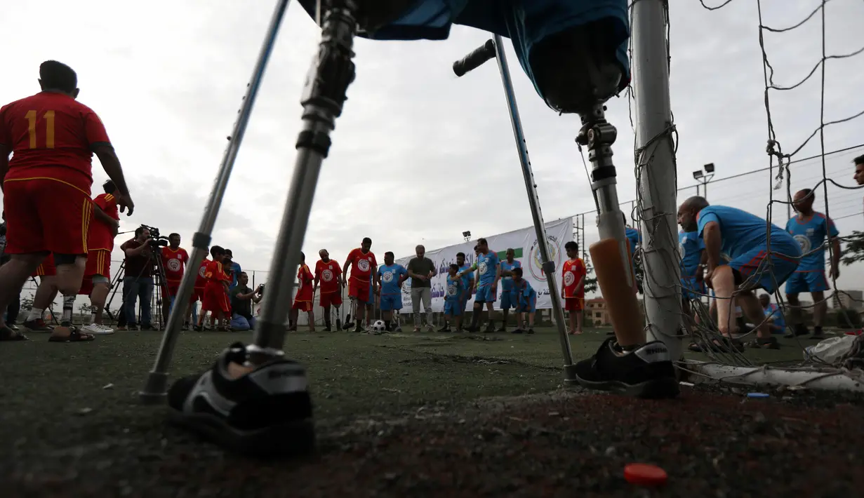 Warga Irak yang kehilangan sebagian anggota tubuhnya bersiap bermain sepak bola di Arbil, Irak utara (7/5). Mereka kehilangan sebagian anggota tubuhnya akibat peperangan antara pasukan pemerintah dan ISIS. (AFP/Safin Hamed)