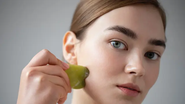 2. Luangkan Waktu untuk Facial Massage