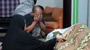 Istri dan dua orang anak Eko DJ terlihat berada di sisi jenazah sang ayah sebagai bentuk penghormatan terakhir kalinya. Tampak raut wajah sedih yang tak kuasa menahan tangis lantaran ditinggal untuk selamanya. (Deki Prayoga/Bintang.com)