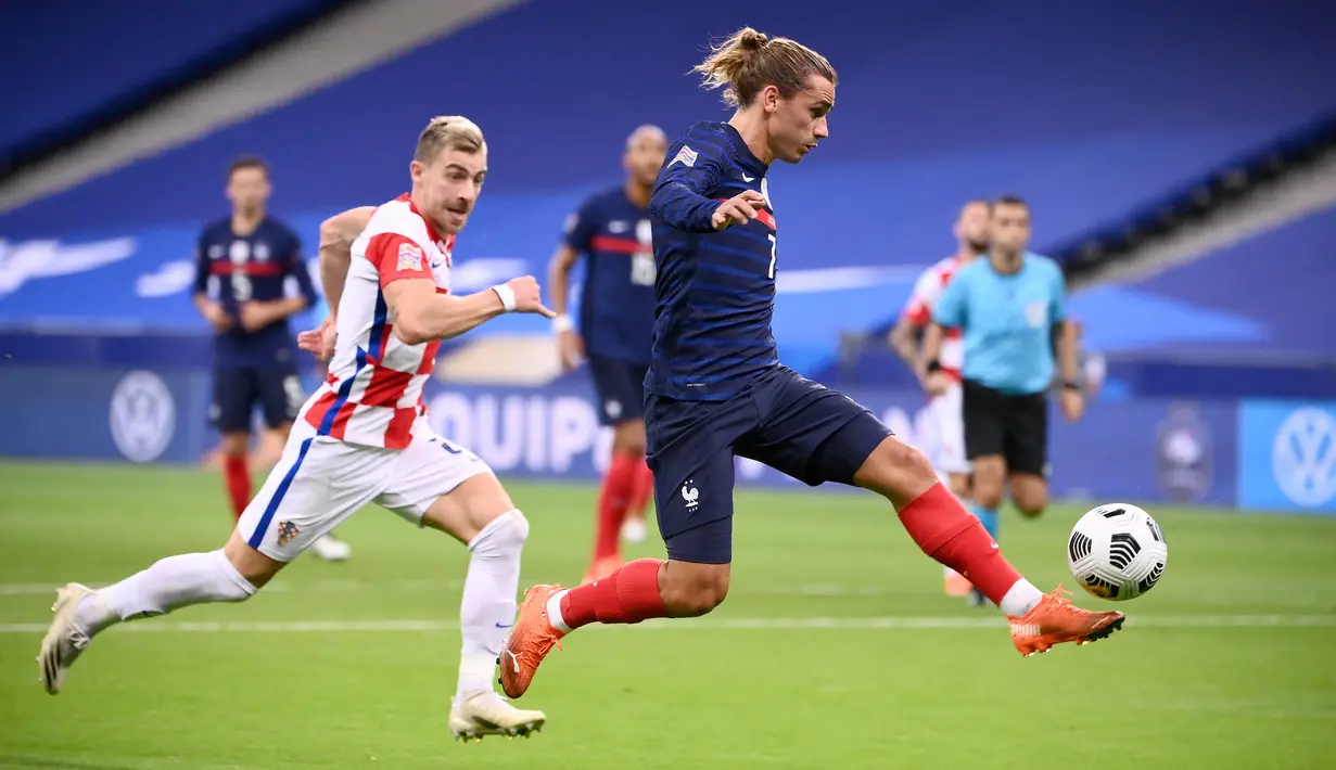 Penyerang Prancis, Antoine Griezmann, mengontrol bola saat menghadapi Kroasia pada laga UEFA Nations League di Stade de France, Prancis, Rabu (9/9/2020) dini hari WIB. Prancis menang 4-2 atas Kroasia. (AFP/Franck Fife)
