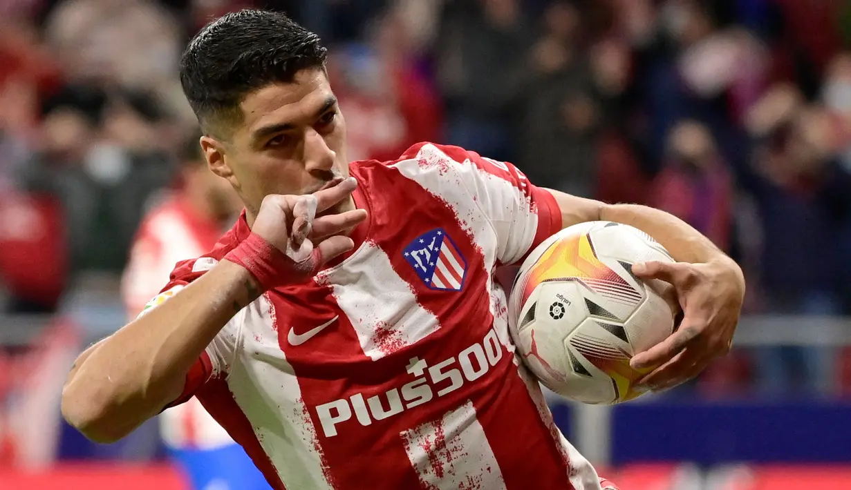 Luis Suarez masih menjadi penyerang haus gol di Liga Spanyol. Bersama Atletico Madrid, pria 34 tahun tersebut mampu mencetak 7 gol dan 2 assist dalam 12 penampilannya. Suarez hanya terpaut tiga angka dari top skor sementara, Karim Benzema. (AFP/Javier Soriano)