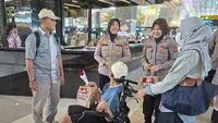 Momen Polwan Bagi-bagi Mawar hingga Mainan ke Penumpang Pesawat di Bandara Soekarno-Hatta