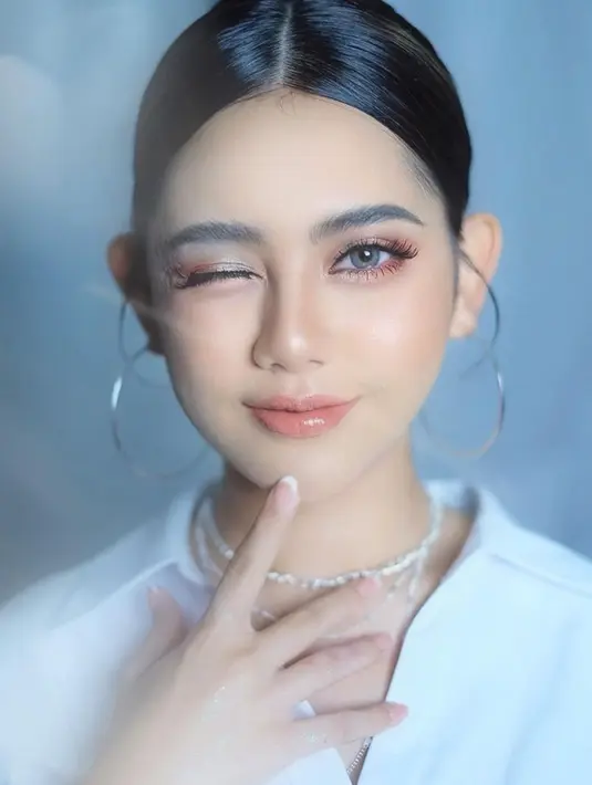 Ziva dengan flawless makeup yang tak kalah memesona. Dengan nuansa oranye di area mata dan bibir, pemakaian softlens abu-abu, serta penambahan lip gloss menjadi poin menarik tersendiri dari tampilannya ini. Foto: Instagram.