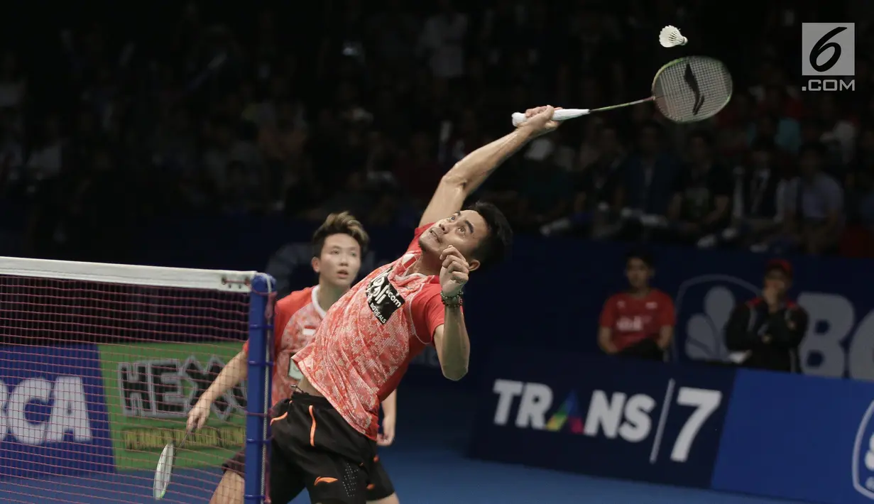  Ganda Campuran Indonesia, Tontowi Ahmad/Liliyana Natsir menahan kok dari Zheng Siwei/Chen Qingchen asal China dalam final BCA Indonesia Open 2017 di Jakarta, Minggu (18/6). Tontowi/Liliyana menang 22-20 21-15. (Liputan6.com/Faizal Fanani)