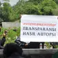 Proses autopsi dua korban Tragedi Kanjuruhan di Pemakaman Umum Desa Sukolilo, Wajak, Kabupaten Malang, Sabtu (5/11/2022). (Bola.com/Iwan Setiawan)