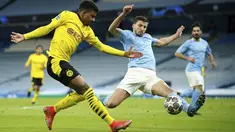 Gelandang Borussia Dortmund, Ansgar Kanuff (kiri) melakukan tendangan yang dihalau oleh bek Manchester City, Ruben Dias pada leg pertama perempat final Liga Champions di Etihad Stadium, Rabu (7/4/2021) dini hari WIB. Man City menang 2-1 atas Dortmund. (AP Photo/Dave Thompson)