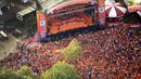 Ribuan suporter merayakan keberhasilan timnas putri Belanda meraih trofi Piala Eropa Wanita 2017 di Sungai Utrecht, (7/8/2017). Belanda menang atas Denmark 4-2. (AFP/ANP/Peter Bakker/Netherlands OUT)