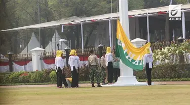 Tali dari tiang bendera di Istana Negara selalu diganti setiap tahun. Proses mengganti baru dilaksanakan dua atau tiga hari sebelum upacara perayaan HUT RI dimulai.