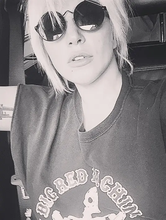 Kacamata hitam bulat Lady Gaga dapat menambah inspirasi bagi para wanita. (via instagram/@ladygaga)