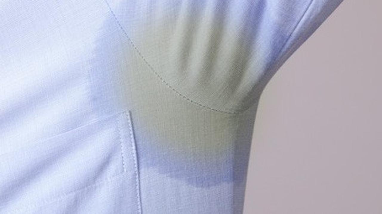 Baju di area ketiak menguning.