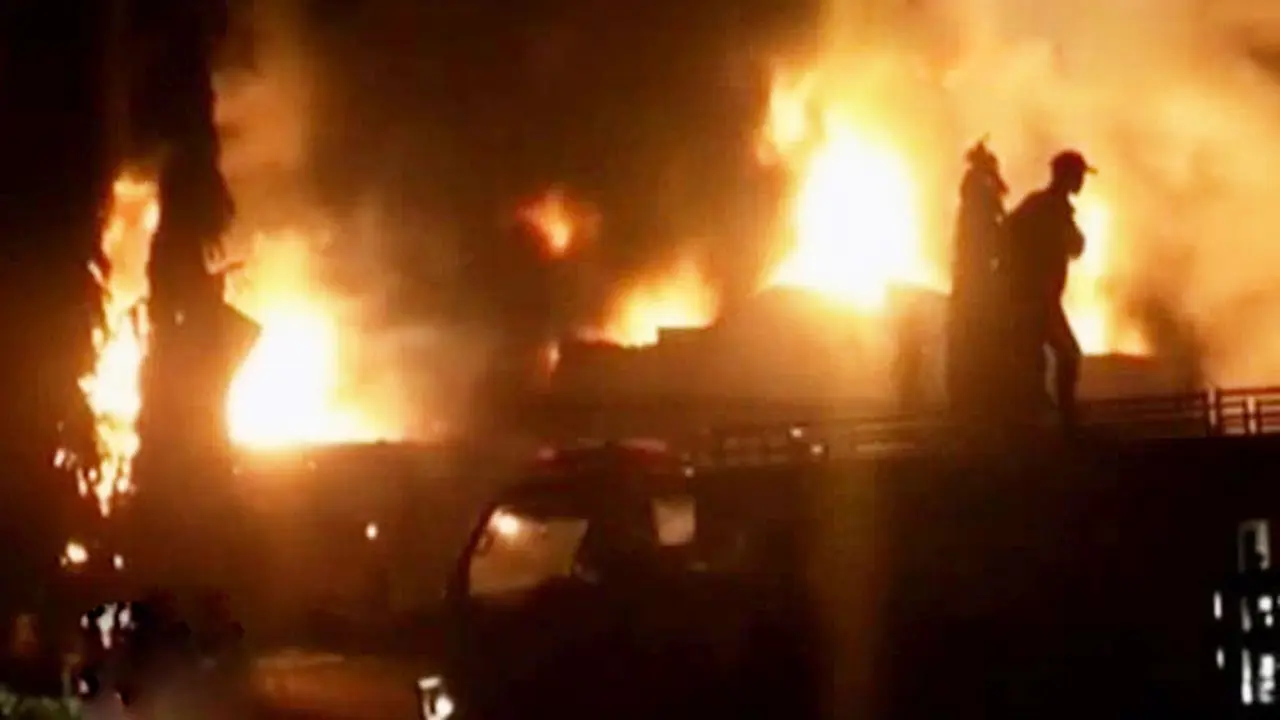 Kebakaran Besar Ludeskan Pabrik Karet Ban di Medan