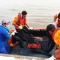 Tim SAR menemukan jenazah korban kapal tenggelam di perairan Muara Jungkat, Mempawah, Kalimantan Barat (Foto: SAR Pontianak)