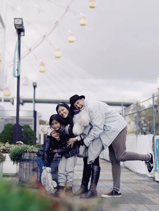 Potret manis lainnya dari keluarga Ryan dan Sharena Delon. Di mana pasangan Ryan dan Delon mengenakan outer berwarna abu-abu, sedangkan dua buah hatinya kompak mengenakan outer berwarna hitam. Foto: Instagram.