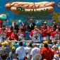 Sejumlah peserta berlomba memakan Hot Dog di Nathan's Famous 4 Fourth of July International Hot Dog-Eating Contest, New York , AS, (4/7).  Salah satu lomba makan Hot Dog terbesar diikuti peserta pria dan wanita. ( REUTERS / Andrew Kelly)